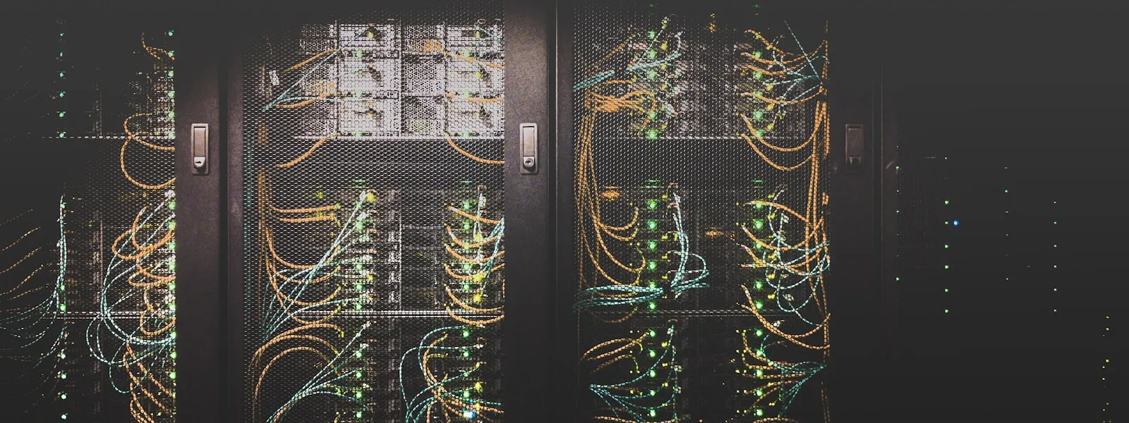 Serverruimte met kleurrijke netwerkkabels — DORA en het LEI-nummer van ICT-dienstverleners